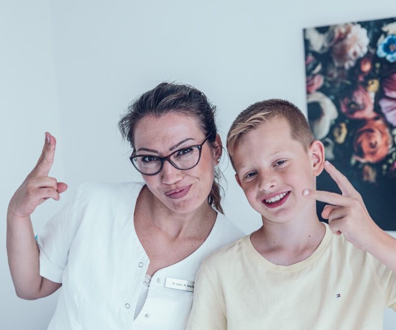 Dr. Nataša und Junge posieren für ein Foto